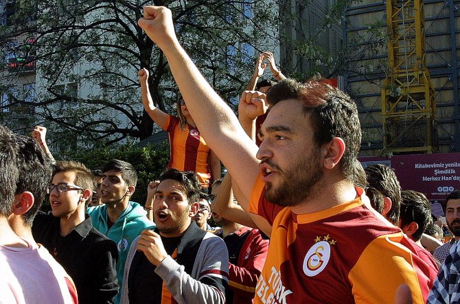 İstiklal’de ‘Dursun Özbek istifa’ sesleri