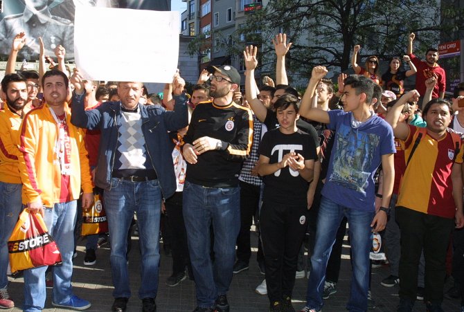 İstiklal’de ‘Dursun Özbek istifa’ sesleri