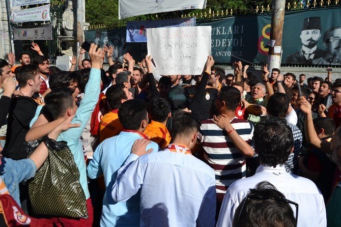 Galatasaraylı Taraftarlardan İstifa Çağrısı
