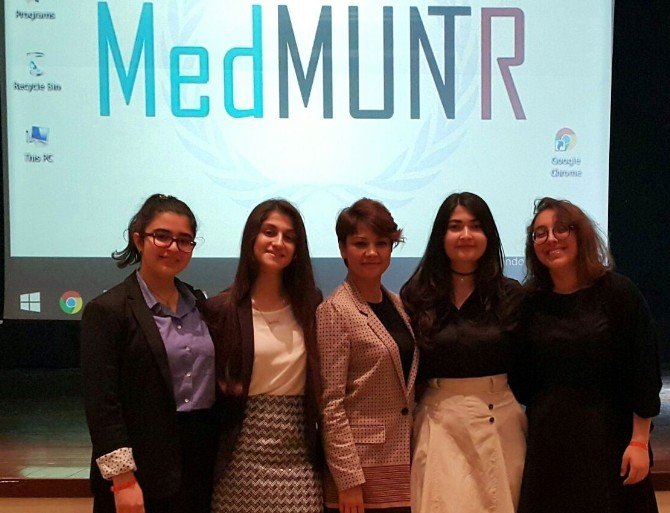 BM Konferansından Gaziantepli Öğrencilere İki Ödül