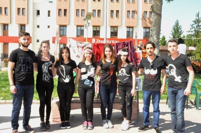 Üniversitelilerden Kadına Şiddete Karşı ’Makyajlı’ Eylem