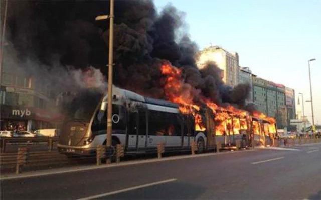 Topkapı’da Metrobüs Alev Alev Yandı