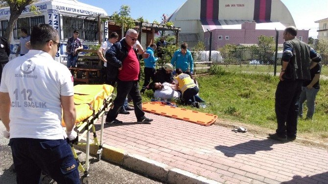 ambulansla Kamyonet Çarpıştı: 2 Yaralı