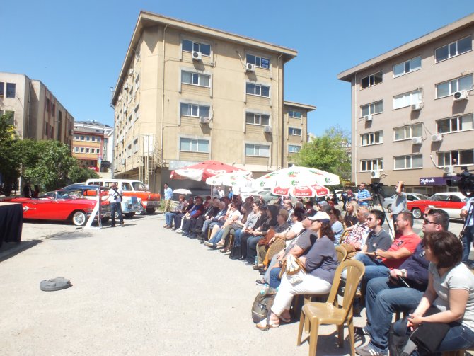 Zeki Alasya, filmlerinde kullandığı klasik otomobillerle anıldı