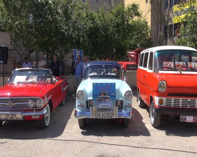 Zeki Alasya, filmlerinde kullandığı klasik otomobillerle anıldı