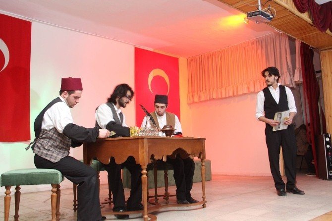 ‘İstiklâl Mecmuası Çanakkale’ Tiyatrosu Ayakta Alkışlandı