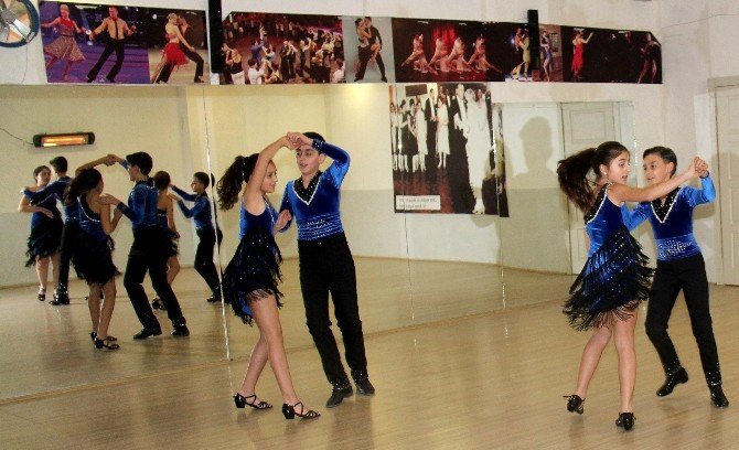 Çankaya Belediyesi Eşli Danslar Topluluğu Dansa Gönül Vermiş İnsanları Buluşturuyor