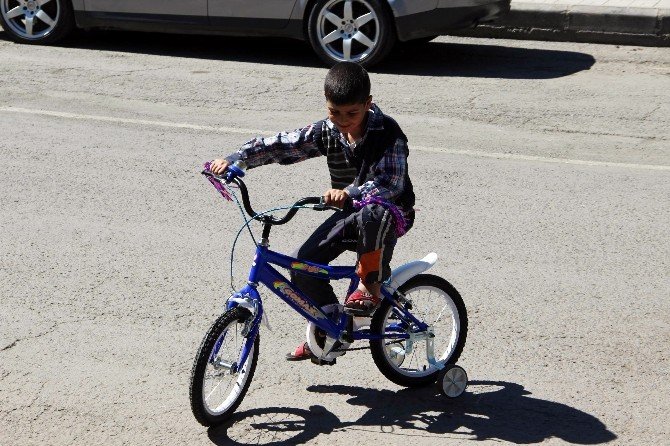 Zihinsel Engelli Çocuk Bisiklet Hayaline Kavuştu