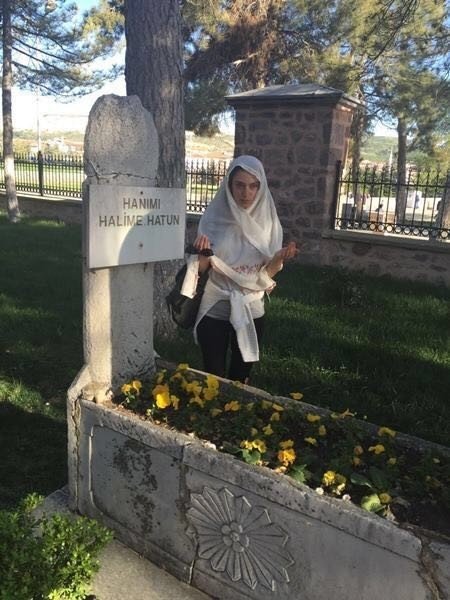 Diriliş Ertuğrul Dizisinin Goncagül Hatun’undan Ertuğrul Gazi Türbesine Ziyaret