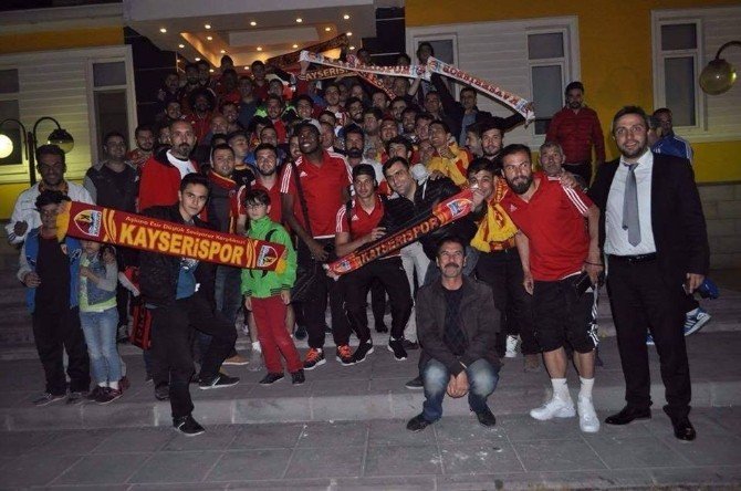 Kayserispor Kulübü Başkanı Recep Mamur Soyunma Odasında Futbolcuları Tebrik Etti