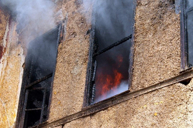 İki Katlı Ev Sobadan Çıkan Yangında Kül Oldu