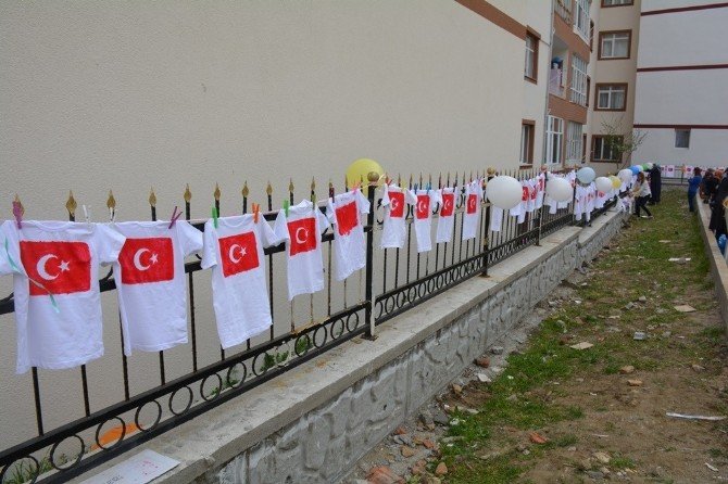Anaokulu Öğrencileri Tişörtlerine Türk Bayrağını Boyadı