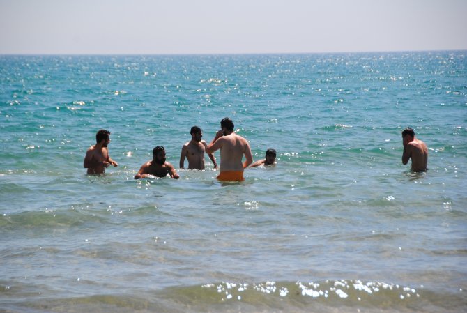 Antalya'da sıcaktan bunalan vatandaşlar denize girerek serinliyor