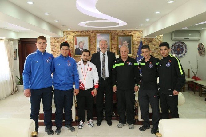 Kütahya Belediye Başkanı Kamil Saraçoğlu, Başarılı Sporcuları Altınla Ödüllendirdi