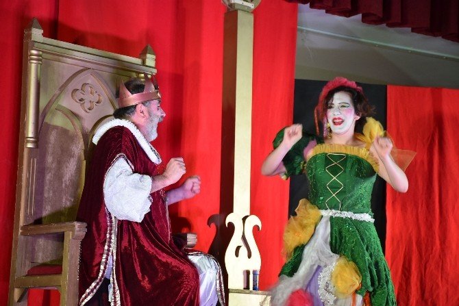 Dursunbey’de Kralın Diş Ağrısı Tiyatrosu Sergilendi