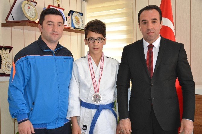 Karabük’ten Başarıyla Dönen Judocuya İl Müdürü Yıldız’dan Tebrik