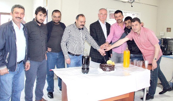 Yozgat Yeniufuk Gazetesi 20. Yaşını Pasta Keserek Kutladı