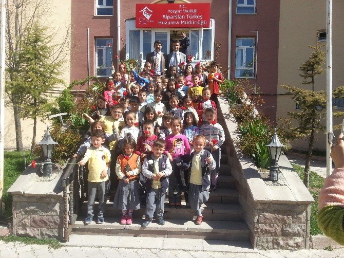 Yozgat Milli Eğitim Vakfı İlkokulu 1.sınıf Öğrencilerinden Huzurevi’ne Ziyaret