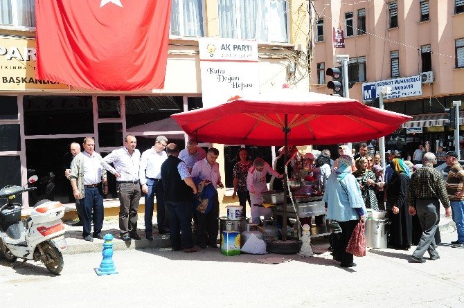 AK Parti Biga’da Lokma Dağıttı