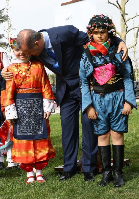Cumhurbaşkanı Erdoğan, çınar ağacına çocuklarla birlikte can suyu verdi