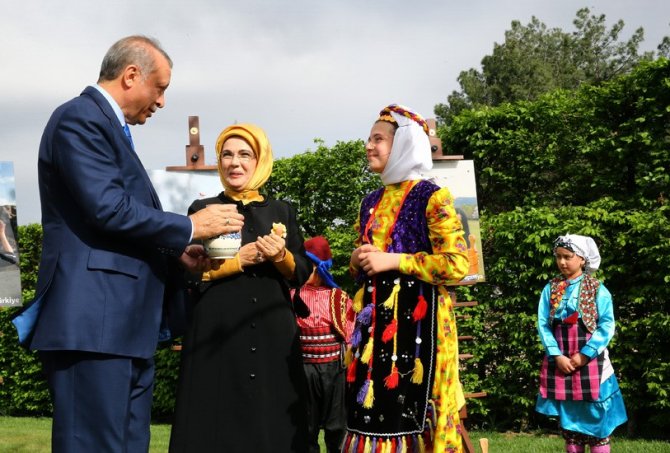Cumhurbaşkanı Erdoğan, çınar ağacına çocuklarla birlikte can suyu verdi