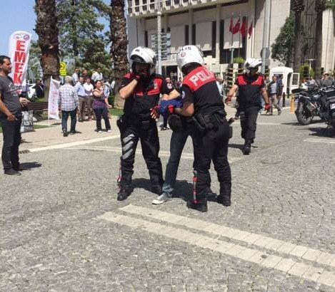 İzmir’deki Başbakanlık Ofisi Önünde Gerginlik: 8 Gözaltı