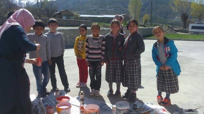 Gençlerden Köy Okuluna Yardım Eli
