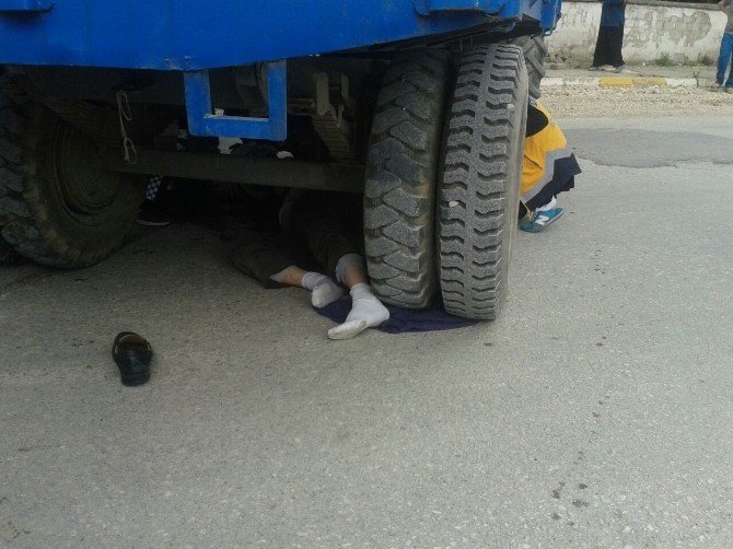Traktörden Düşen Sürücü Römork Altında Kaldı