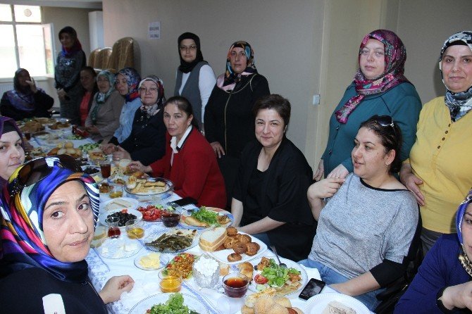 AK Partili Yönetici Eşleri Kahvaltıda Bir Araya Geldi