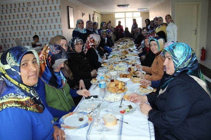 AK Partili Yönetici Eşleri Kahvaltıda Bir Araya Geldi