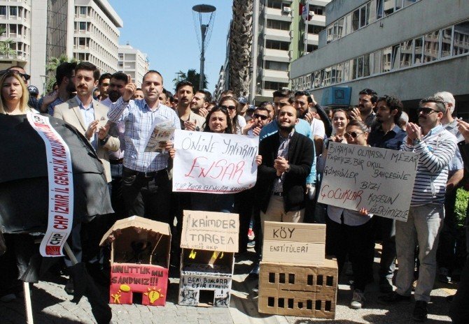 CHP’li Gençlerden Metre Hesabıyla Siyah Çelenk Protestosu