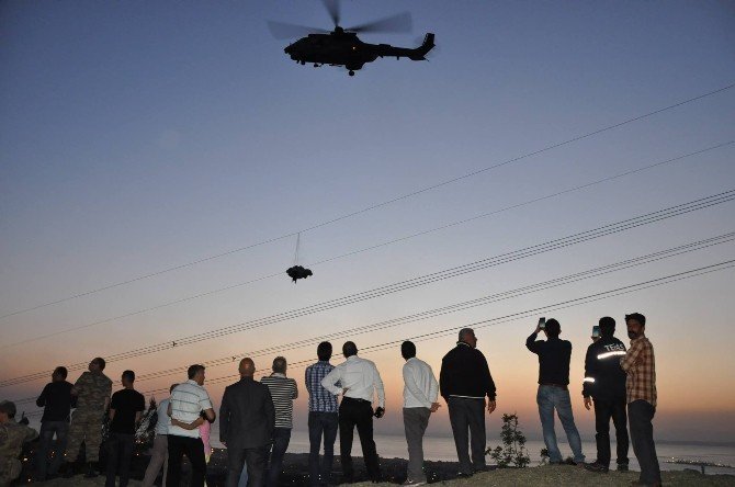 Tellere Takılan Paraşütçü Helikopterin Rüzgarıyla Yere Düştü