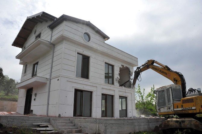 Bursa’da Kaçak Lüks Villa Yıkıldı
