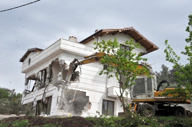 Bursa’da Kaçak Lüks Villa Yıkıldı
