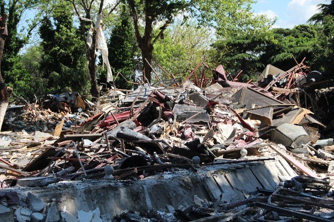 Ünlü Eğlence Mekanı “Cahide” Yıkıldı