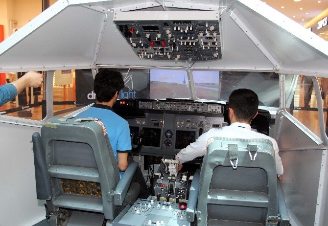 Öğrenciler Simülatörü İle Pilotluk Deneyimi Yaşadı
