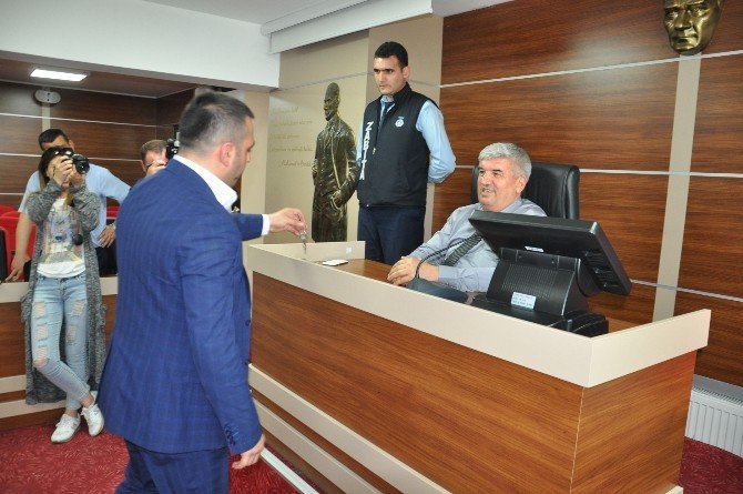 Birahaneciler Anahtarlarını Belediye Başkanına Bıraktı