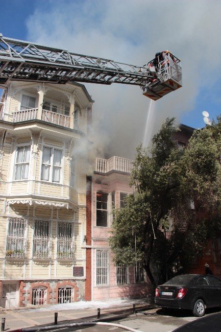 Ahşap Binada Çıkan Yangın İtfaiyeyi Alarma Geçirdi