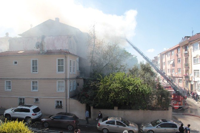 Ahşap Binada Çıkan Yangın İtfaiyeyi Alarma Geçirdi