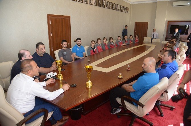Adana ASKİ Spor’un Şampiyon Altyapısından Başkan Sözlü’ye Ziyaret