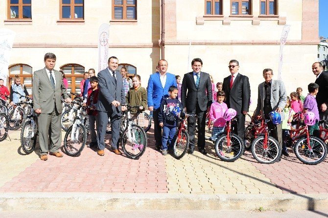 Okullara Bisiklet Dağıtıldı