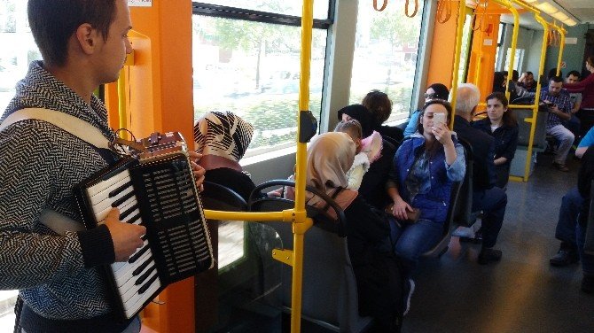 Metroda Konser Verip Para Topladılar