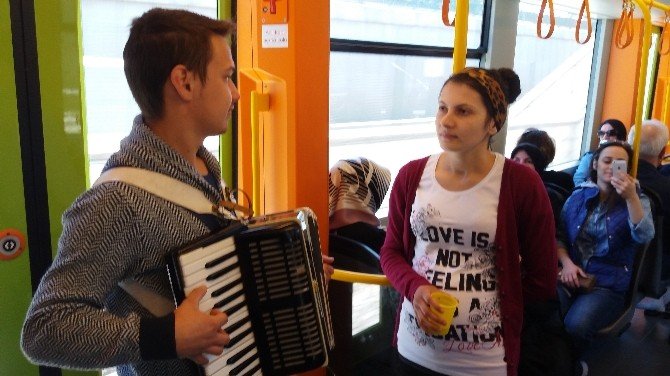 Metroda Konser Verip Para Topladılar