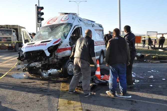 Ambulans İle Otomobil Çarpıştı: 2 Ölü, 3 Yaralı