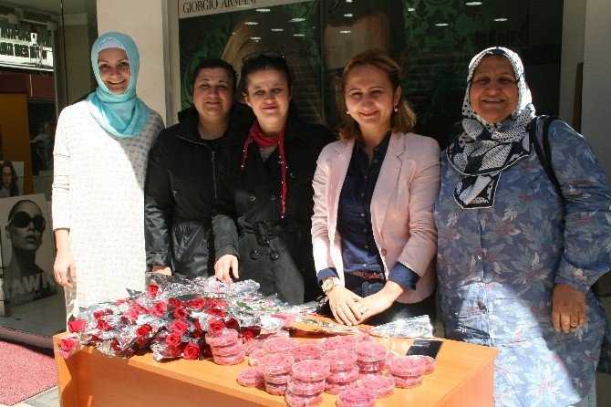 Devrek AK Parti Kadın Kolları Vatandaşlara Karanfil Ve Tespih Hediye Ettiler