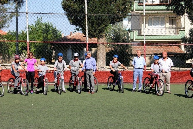 Sarıgöl’de Öğrencilere Bisiklet Dağıtıldı