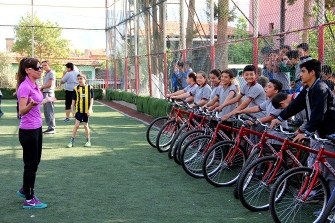 Sarıgöl’de Öğrencilere Bisiklet Dağıtıldı
