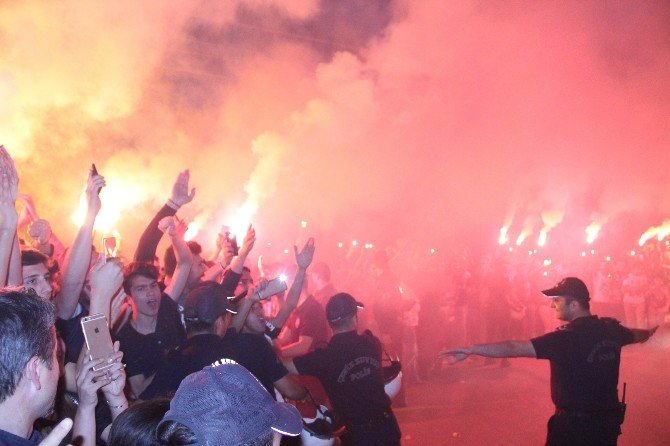Beşiktaş, Manisa’da Meşalelerle Karşılandı