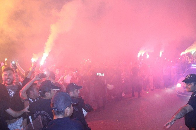 Beşiktaş, Manisa’da Meşalelerle Karşılandı