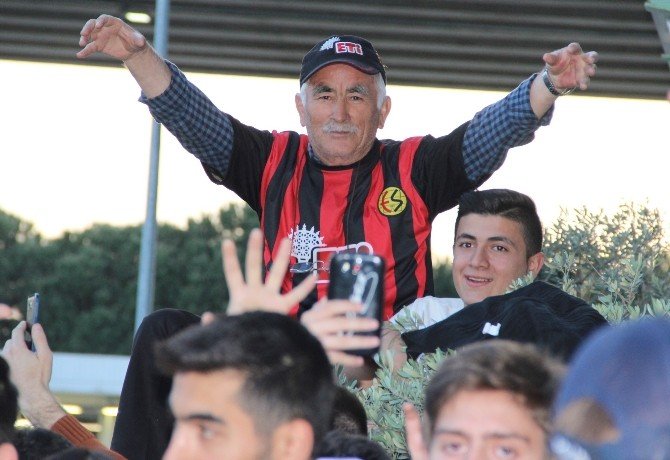 Lider Beşiktaş’a İzmir’de Coşkulu Karşılama